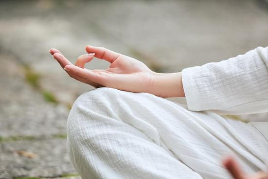 Come Iniziare Yoga Da Zero 1 Inizia con una pratica di yoga base per principianti, seguendo tutorial online o frequentando corsi per principianti