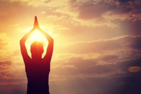 Scopri i benefici di A COSA SERVE LO YOGA per il corpo e la mente