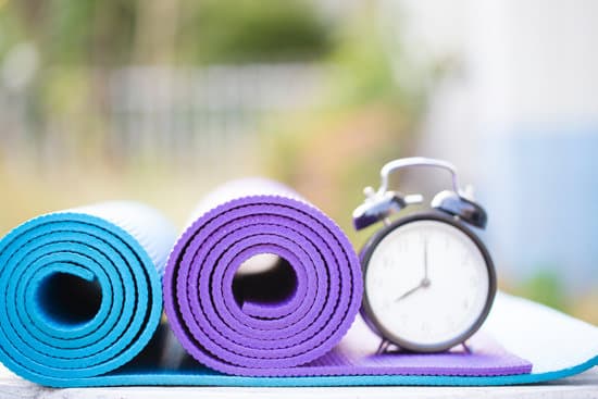 Segui una pratica regolare di yoga per imparare come imparare yoga