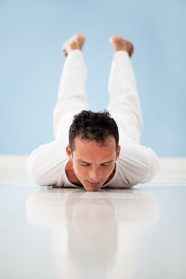 Pratica regolare di yoga per riuscire a fare la spaccata: stretching e lavoro sulle flexioni