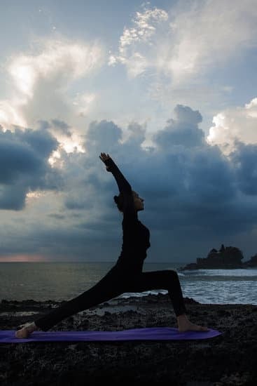 Come Fare Il Saluto Al Sole Yoga 1 Pratica yoga saluto al sole per iniziare la giornata con energia e serenità