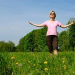 Come trattare con lo yoga il mal di spalle: esercizi specifici per alleviare il dolore