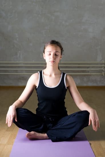 Come Montare Tessuto Yoga Appeso 1 Scopri come montare il tessuto yoga appeso con facilità e sicurezza