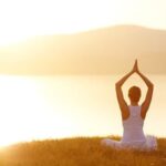 Come Usare Una Coperta Yoga Scopri COME USARE UNA COPERTA YOGA per migliorare le tue posizioni e trovare supporto extra