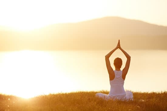 Come Usare Una Coperta Yoga 13 Scopri COME USARE UNA COPERTA YOGA per migliorare le tue posizioni e trovare supporto extra