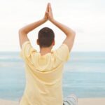 Come Fare Yoga Senza Tappetino Pratica yoga senza tappetino: 5 posizioni da provare