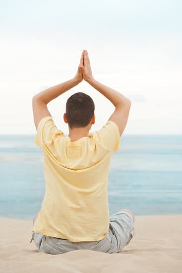 Pratica yoga senza tappetino: 5 posizioni da provare