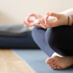La pratica dello yoga inizia con la respirazione e posizioni base. COME INIZIARE A FARE YOGA