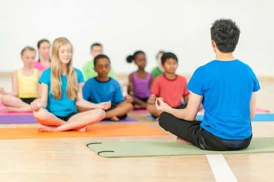 Scopri i benefici dello yoga della risata e impara come si fa in modo divertente e rilassante