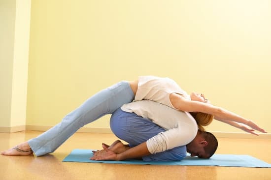 Impara a fare il fiore di loto yoga con questi semplici passaggi