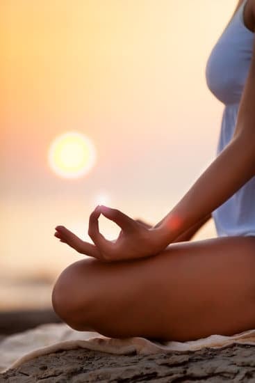 Esercizi di yoga per sfiatare la schiena: pratiche di torsione e allungamento