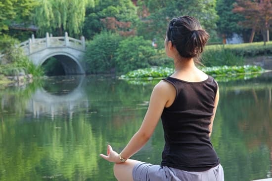 Pratica yoga per canalizzare l'energia sessuale