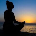 Scopri come iniziare a fare yoga acrobatico con questi semplici consigli per principianti