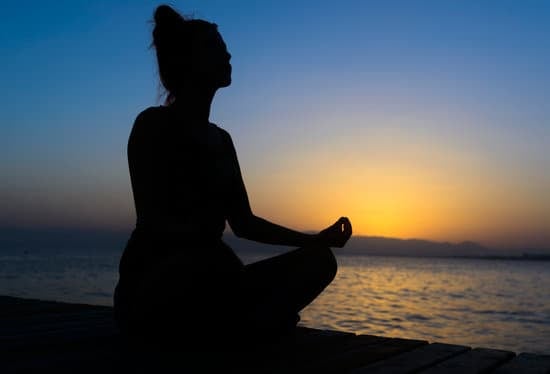 Scopri come iniziare a fare yoga acrobatico con questi semplici consigli per principianti