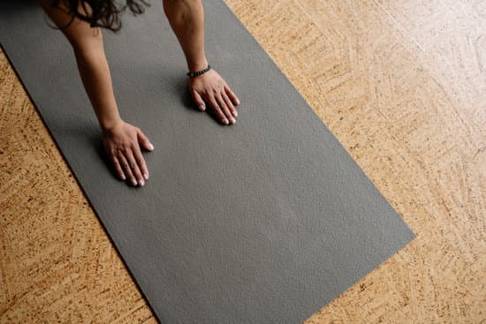 Come Si Svolge Una Seduta Di Yoga 1 come si svolge una seduta di yoga