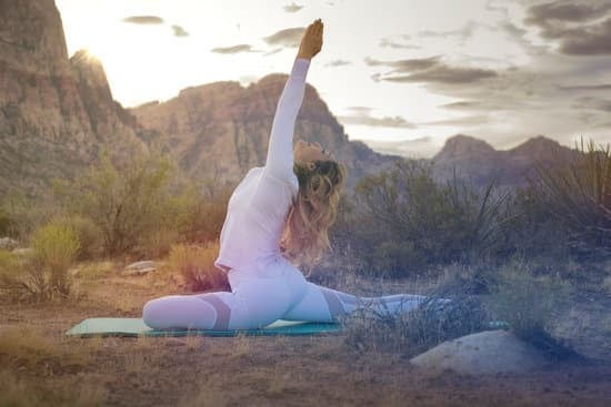 Come Fare La Elle Nello Yoga 19 Scopri come fare la posizione della 'Elle' nello yoga con precisione e stabilità
