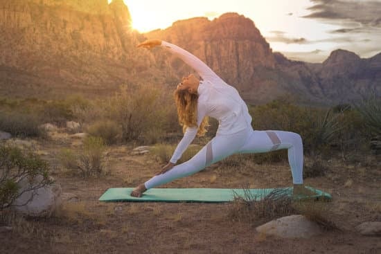 Come Si Fa La Ginnastica Yoga 1 Come si pratica la ginnastica yoga: consigli e tecniche per principianti