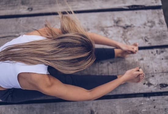 Scopri come fare lo scorpione yoga con questi semplici passaggi ed esercizi