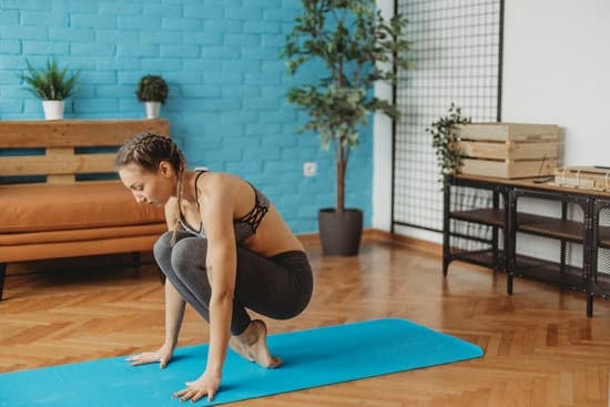 Inizia con una pratica di yoga posturale a casa seguendo video tutorial online