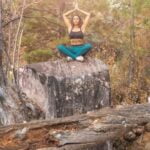 Come Insegnare Lo Yoga Al Cane Guida pratica su come insegnare lo yoga al cane: consigli utili e posizioni adatte