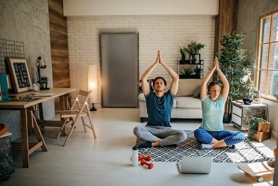 Crea un ambiente rilassante e armonioso per praticare lo yoga in casa