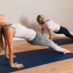 Cosa Pensano Gli Uomini Mentre Le Ragazze Fanno Yoga Cosa pensano gli uomini mentre le ragazze fanno yoga: prospettive maschili sul relax e il benessere