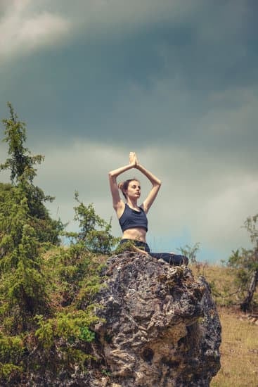 Scopri come yoga aiuta ad ottenere i tuoi obiettivi di benessere e salute