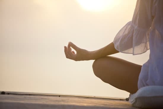 Pratica yoga regolarmente per alleviare stress e affrontare l'esaurimento