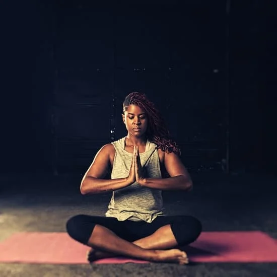 10 idee creative su cosa creare con bottiglie yoga per arredare la casa in modo originale
