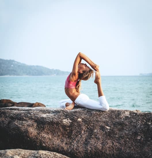 Come Si Scrive Ooomm Yoga 1 Pratica ooomm yoga per trovare equilibrio e serenità