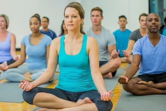 Pratica yoga quotidianamente per migliorare nel momento presente