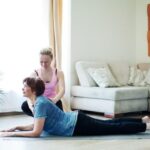 Cosa Portare Ad Una Lezione Di Yoga Abbigliamento comodo: cosa portare ad una lezione di yoga