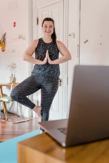 Come Posso Fare Yoga in Casa 1 Pratica yoga a casa: segui video online per imparare
