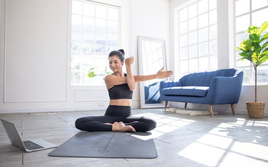 Scopri come fare le posizioni yoga a testa in giù per migliorare la tua pratica