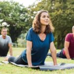 Come Si Svolge Lezione Di Yoga Scopri come si svolge una lezione di yoga: dettagli sulle posizioni e la respirazione