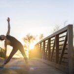 Scopri come insegnare una lezione di yoga per anziani con attenzione e delicatezza