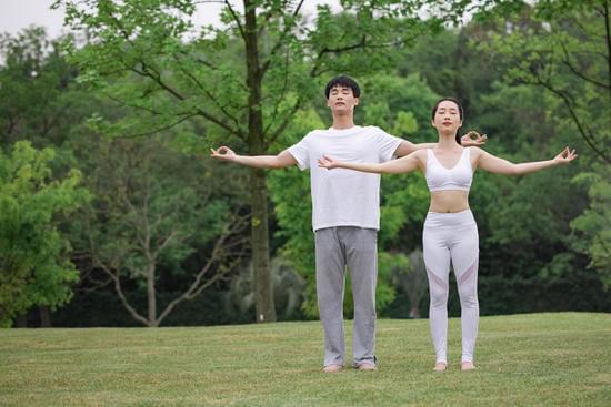 Come Si Vestono Gli Insegnanti Di Yoga 19 Scopri come si vestono gli insegnanti di yoga per un look confortevole ed elegante