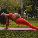 Come Vestirsi X Fare Yoga Donna Indossa abiti comodi e traspiranti per praticare yoga da donna