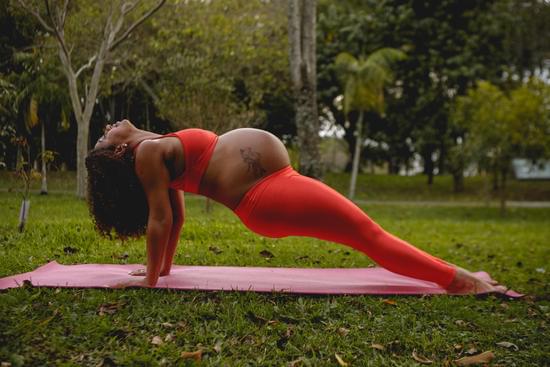 Come Vestirsi X Fare Yoga Donna 1 Indossa abiti comodi e traspiranti per praticare yoga da donna