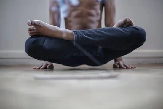 Scopri come usare la ruota yoga per migliorare la tua pratica
