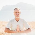 Come Sedersi in Ufficio Yoga Pratica la postura del loto sulla sedia per distendere la schiena in ufficio yoga