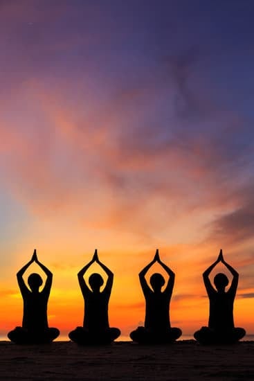Come Passare Dalle Posizioni in Piedi a Quelle Sedute Yoga 1 I segreti per passare agevolmente dalle posizioni in piedi a quelle sedute, yoga