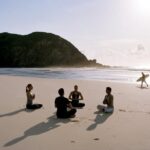 Inizia con una breve meditazione per centrare la mente e il corpo prima di iniziare la lezione di yoga