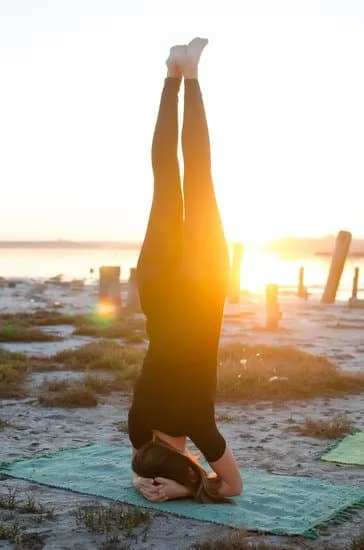 Yoga per le protezioni discali alla schiena: consigli per praticare in sicurezza