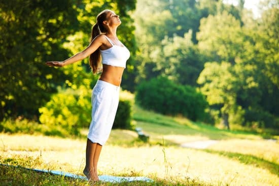 Pratica yoga per imparare come incrociare le gambe a YOGA