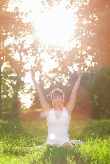 Come Si Effettua La Respirazione Yoga 1 Pratica la respirazione yoga concentrando l'attenzione sul respiro addominale