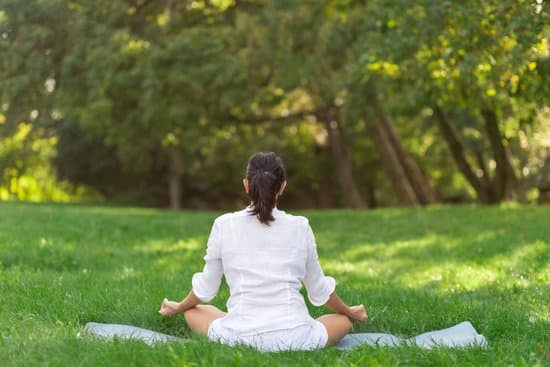 Scopri la dimensione interiore con lo yoga: un'attenzione maggiore al benessere mentale e fisico