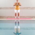 Scopri come sollevarsi con lo yoga e ritrovare l'equilibrio interiore in modo naturale