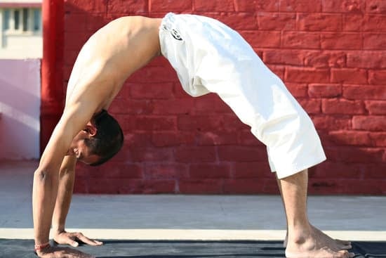 Come Iniziare Lo Hata Yoga 1 Cominciare lo Hata Yoga: 5 mosse fondamentali per principianti