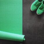 Cosa Portare a Lezione Di Yoga Cosa portare a lezione di yoga: tappetino, abbigliamento comodo e felpa per la meditazione finale